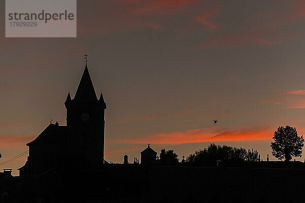 Silhouette der Kirche von St. Mathieu in Laguiole bei Sonnenuntergang. Laguiole  Aubrac  Cevennen  Frankreich  Europa