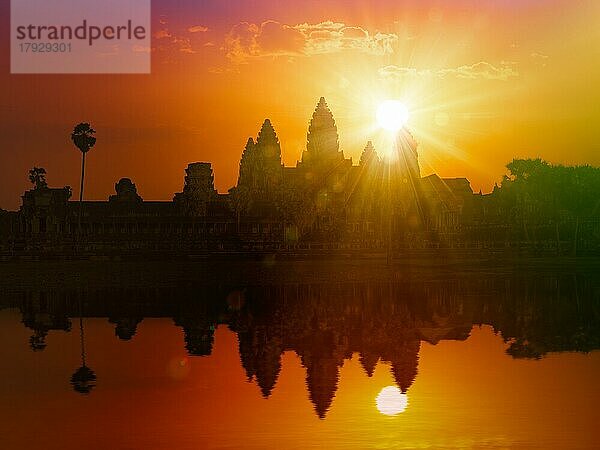 Kambodscha Wahrzeichen Angkor Wat Silhouette mit Reflexion im Wasser bei Sonnenuntergang. Mit Lens Flare und Lichtleck