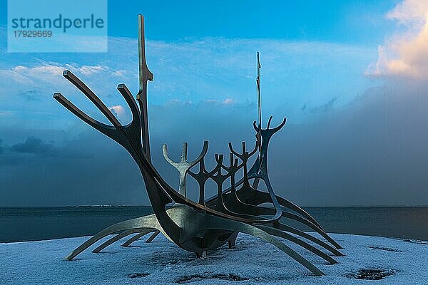 Wikingerschiff-Skulptur bei Sonnenuntergang  Sun Voyager  Reykjavik  Halbinsel Reykjanes  Sudurnes  Island  Europa