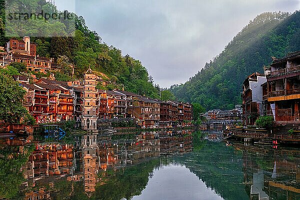 Chinesische Touristenattraktion  Feng Huang Ancient Town (Phoenix Ancient Town) am Tuo Jiang Fluss mit Wanming Pagoda Turm bei Sonnenuntergang. Provinz Hunan  China  Asien