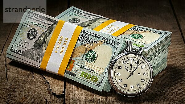 Zeit ist Geld Darlehen Konzept Hintergrund  Panorama der Stoppuhr und Stapel von neuen 100 US-Dollar 2013 Ausgabe Banknoten (Rechnungen) Bündel auf hölzernen Hintergrund