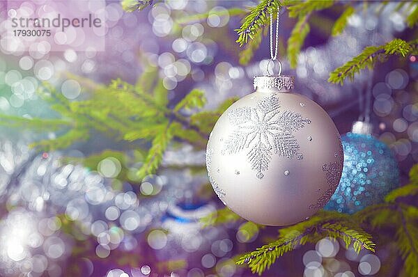 Weihnachtsfeier Urlaub Hintergrund  Weihnachtsbaum Dekoration Kugel auf geschmückten Weihnachtsbaum mit defokussierten verschwommenen Lichter Bokeh und copyspalce