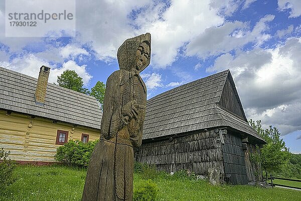 Bunt bemalte Holzhäuser und Holzstatue im Dorf Vlkolinec  Unesco Welkulturerbe  Ru?omberok  ?ilinský kraj  Slowakei  Europa