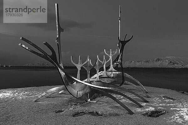 Wikingerschiff-Skulptur  Sun Voyager  Schwarzweissaufnahme  Reykjavik  Halbinsel Reykjanes  Sudurnes  Island  Europa