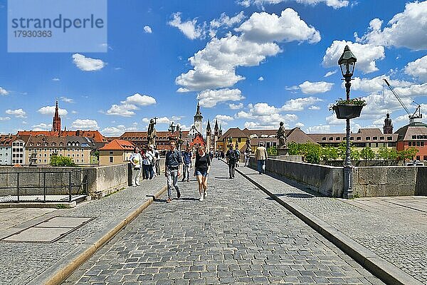 Die Alte Mainbrücke  ein Wahrzeichen der Stadt und berühmte Touristenattraktion  Würzburg  Deutschland  Europa