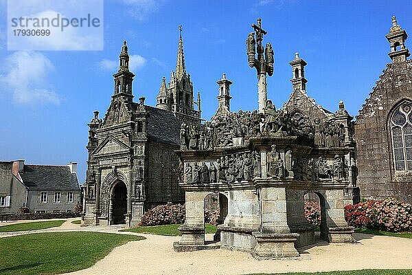 Gemeinde Guimiliau  Kirche und Kalvarienberg  Calvaire von Guimiliau entstand zwischen 1581 und 1588 und gilt mit seinen 200 Figuren als zweitgrößter der Bretagne  Bretagne  Frankreich  Europa