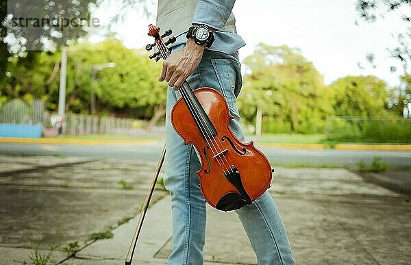 Nahaufnahme von Händen halten Geige und Reifen. Hände halten Geige und Reifen im Freien  Konzept der Person hält Geige und Reifen im Freien