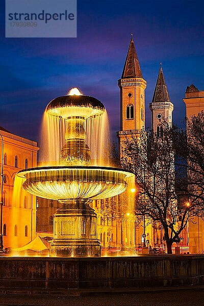 Brunnen auf dem Geschwister-Scholl-Platz und die Ludwigskirche am Abend. München  Bayern  Deutschland  Europa