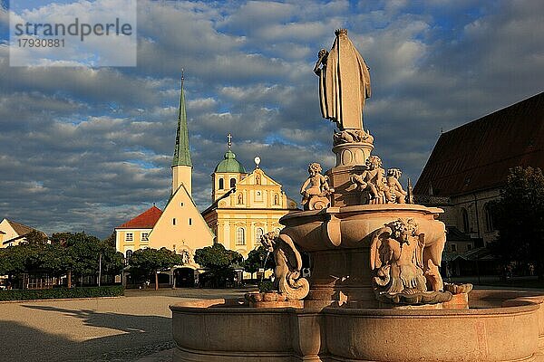 Marienbrunnen  Kapuzinerkirche Sankt Magdalena  Kapellplatz mit der Gnadenkapelle  Altötting  Oberbayern  Deutschland  Europa