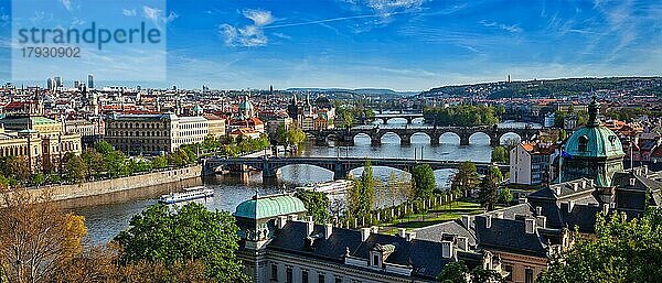 Panoramablick auf die Brücken über die Moldau vom Letni-Park aus. Prag  Tschechische Republik. Zusammengesetztes Panorama