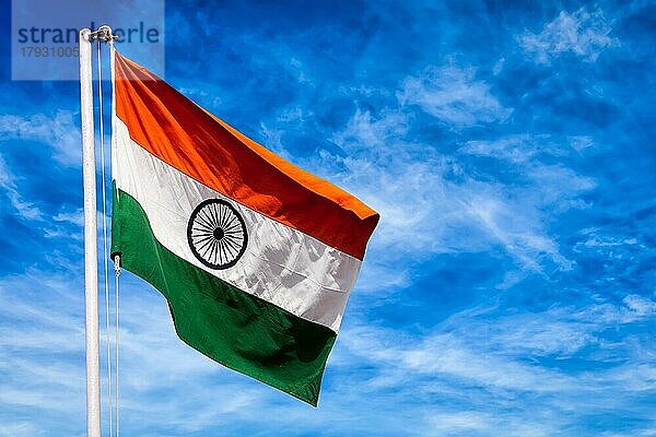 Indien Symbol indische Flagge gegen blaün Himmel
