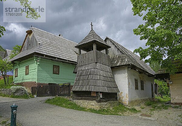 Bunt bemalte Holzhäuser und Glockenturm im Dorf Vlkolinec  Unesco Welkulturerbe  Ru?omberok  ?ilinský kraj  Slowakei  Europa