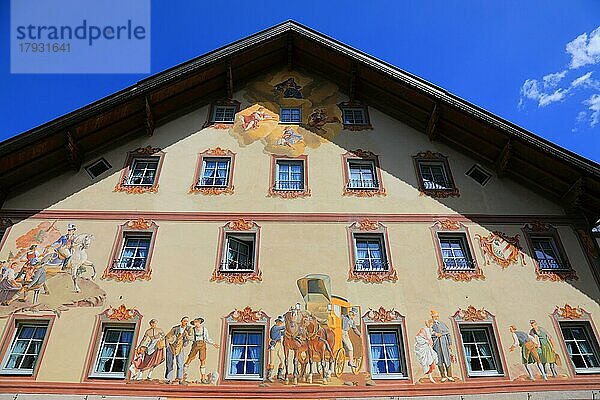 Hausfassade mit Lüftlmalerei  Mittenwald  Landkreis Garmisch Partenkirchen  Oberbayern  Bayern  Deutschland  Europa