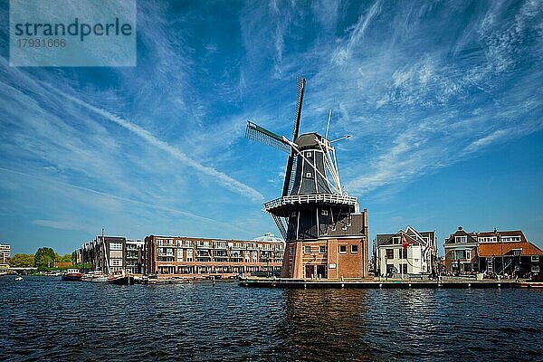 Blick auf das Wahrzeichen von Harlem  die Windmühle De Adriaan am Fluss Spaarne. Harlem  Niederlande  Europa