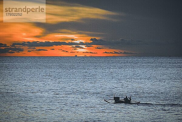 Silhouette eines Jukung  eines traditionellen balinesischen Fischerboots