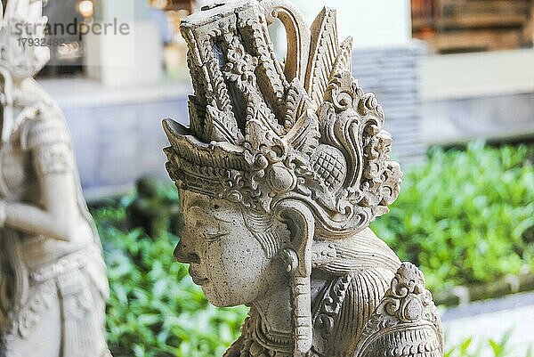 Traditionelle balinesische Statue in einem öffentlichen Park. Bali  Indonesien  Asien