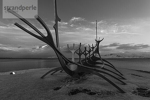 Wikingerschiff-Skulptur  Sun Voyager  Schwarzweissaufnahme  Reykjavik  Halbinsel Reykjanes  Sudurnes  Island  Europa