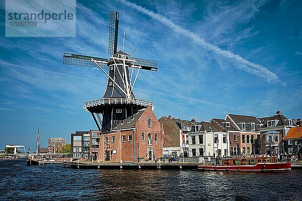 Blick auf das Wahrzeichen von Harlem  die Windmühle De Adriaan am Fluss Spaarne. Harlem  Niederlande  Europa