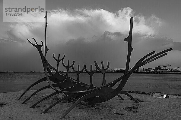 Wikingerschiff-Skulptur  Sun Voyager  Schwarzweissaufnahme  Reykjavik  Halbinsel Reykjanes  Sudurnes  Island  Europa