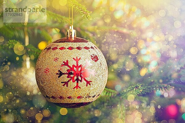 Weihnachtsfeier Urlaub Hintergrund  Weihnachtsbaum Dekoration Kugel auf geschmückten Weihnachtsbaum mit defokussierten verschwommenen Lichter Bokeh und copyspalce