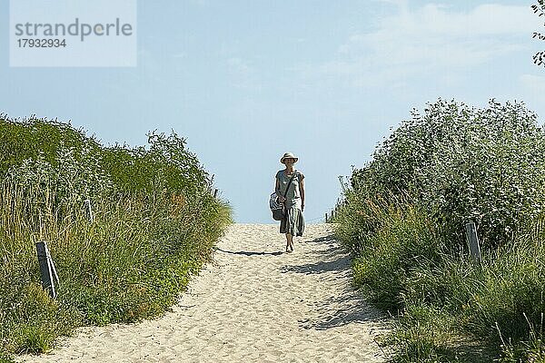 Strandzugang  Frau  Südstrand  Göhren  Insel Rügen  Mecklenburg-Vorpommern  Deutschland  Europa