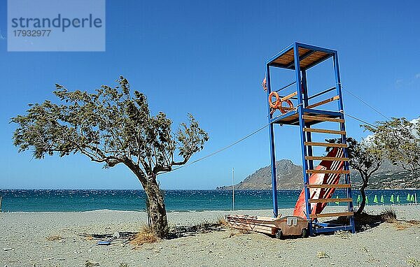 Tamariske und Rettungsturm am Strand  Plakias  Kreta  Griechenland  Europa
