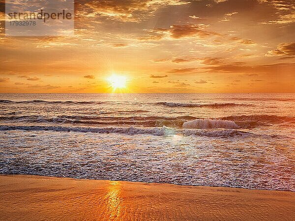 Strandurlaub Urlaub Hintergrund  friedliche heiteren Morgen Sonnenaufgang am Strand