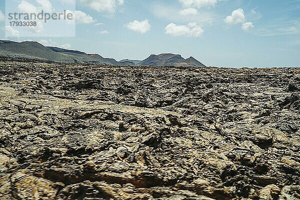 Beeindruckende Vulkanlandschaft mit Lavafeldern im Timanfaya-Nationalpark  Lanzarote  Kanarische Insel  Spanien  Europa