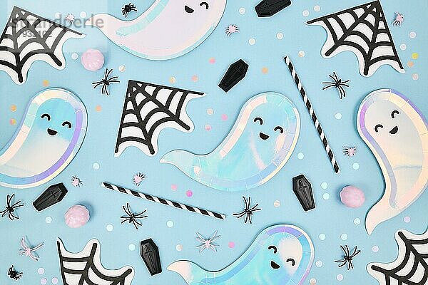 Nette pastellfarbene Halloween-Party flach legen mit Geist geformt Teller  Spinnennetz Servietten und Konfetti auf blauem Hintergrund