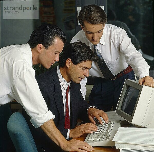 3 Männer am Computer Büroszene
