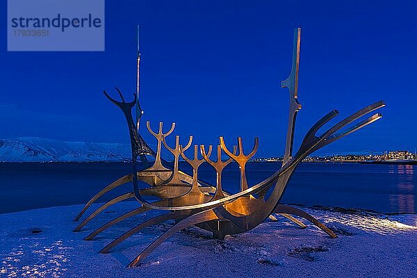 Wikingerschiff-Skulptur  Nachtaufnahme  Sun Voyager  Reykjavik  Halbinsel Reykjanes  Sudurnes  Island  Europa