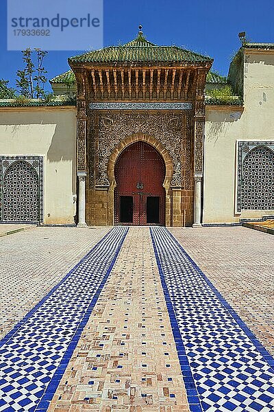 Eingang zum Mauseleum von Moulay Ismaïl Ibn Sharif  regierte 1672-1727. UNESCO-Weltkulturerbe. Meknes  Meknes-Tafilalet  Marokko. Meknes  Marokko  Afrika