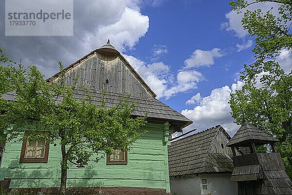 Bunt bemaltes Holzhaus und Glockenturm  Dorf Vlkolinec  Unesco Welkulturerbe  Ru?omberok  ?ilinský kraj  Slowakei  Europa