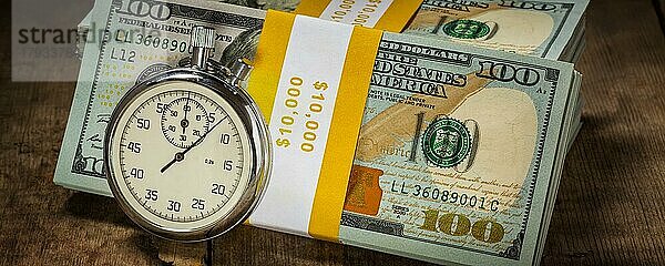 Zeit ist Geld Kredit-Konzept Hintergrund  Briefkasten-Panorama von Stoppuhr und Stapel von neuen 100 US-Dollar 2013 Ausgabe Banknoten (Rechnungen) Bündel auf hölzernen Hintergrund