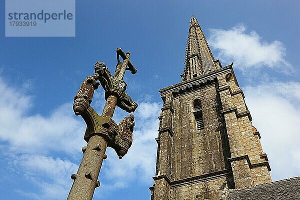 Turm der Kirche Saint Derrien und Kalvarie  Calvarie  Calvary  Bretagne  Frankreich  Europa