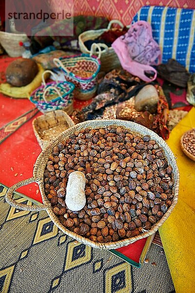 Argan-Nüsse in Körben bei der Kooperative Marjana  Ounara  Essouira  Marokko  bei Essouara  Marokko  Afrika