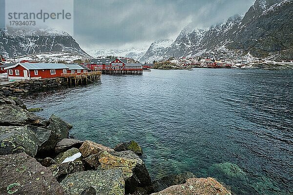 Traditionelles Fischerdorf A i Lofoten. Lofoten-Inseln  Norwegen mit roten Rorbu-Häusern. Mit Schnee im Winter