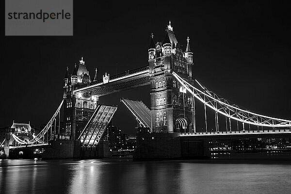 Erleuchtete Tower Bridge in London bei Nacht  schwarzweiß  London  England  Großbritannien  Europa