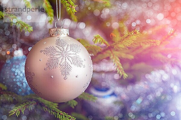 Weihnachtsfeier Urlaub Hintergrund  Weihnachtsbaum Dekoration Kugel auf geschmückten Weihnachtsbaum mit defokussierten verschwommenen Lichter Bokeh und copyspalce