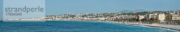 Malerisches Panorama der Mittelmeerküste in Nizza  Frankreich. Mittelmeer Wellen wogt an der Küste  Menschen sind am Strand entspannen. Nizza  Frankreich  Europa