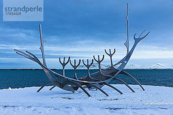 Wikingerschiff-Skulptur im Morgengrauen  Sun Voyager  Reykjavik  Halbinsel Reykjanes  Sudurnes  Island  Europa