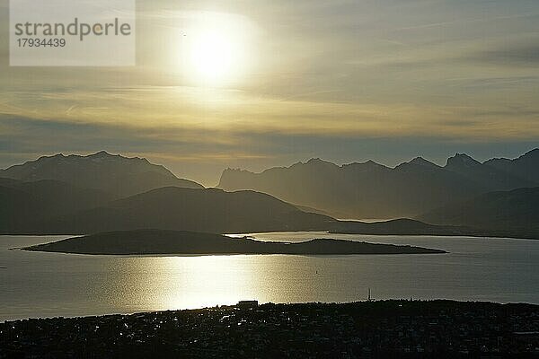 Aussicht vom Fjellheisen über Teil von Tromsö und Berge  Troms og Finnmark  Norwegen  Europa