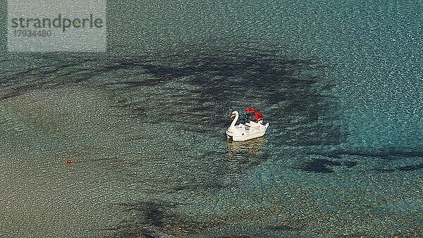 Weißes Tretboot in Form eines Schwans  grüne Lagune  Detail  Halbinsel Gramvoussa  Piratenbucht  Balos  Tigani  Westkreta  Insel Kreta  Griechenland  Europa