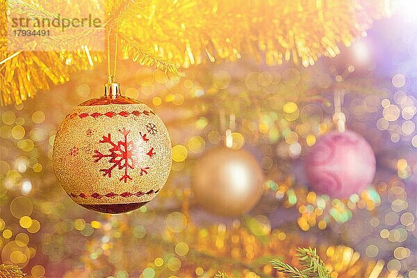 Weihnachtsfeier Urlaub Hintergrund  Weihnachtsbaum Dekoration Kugel auf geschmückten Weihnachtsbaum mit defokussierten verschwommenen Lichter Bokeh und copyspalce