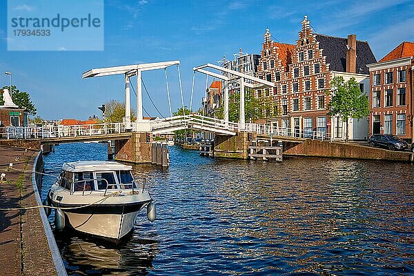 Fluss Spaarne mit Boot und Gravestenenbrug-Brücke  berühmtes touristisches Wahrzeichen in Haarlem  Niederlande  Europa