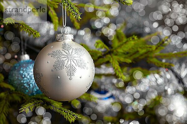 Weihnachtsfeier Urlaub Hintergrund  Weihnachtsbaum Dekoration Kugel auf geschmückten Weihnachtsbaum mit defokussierten verschwommenen Lichter Bokeh und copyspalce