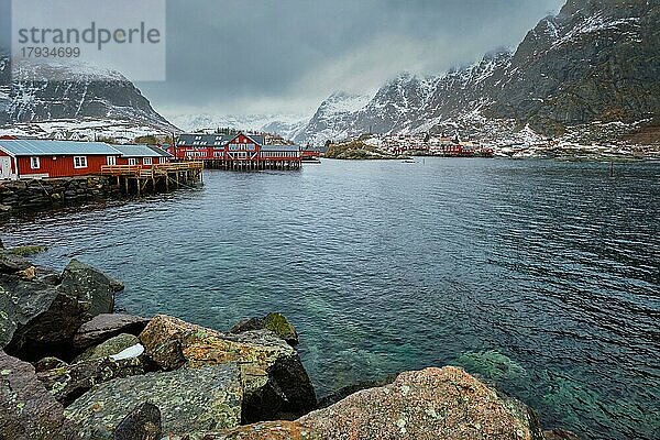 Traditionelles Fischerdorf A i Lofoten. Lofoten-Inseln  Norwegen mit roten Rorbu-Häusern. Mit Schnee im Winter