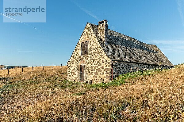 Traditioneller  renovierter Schafstall aus Stein in Aubrac. Cevennen  Frankreich  Europa