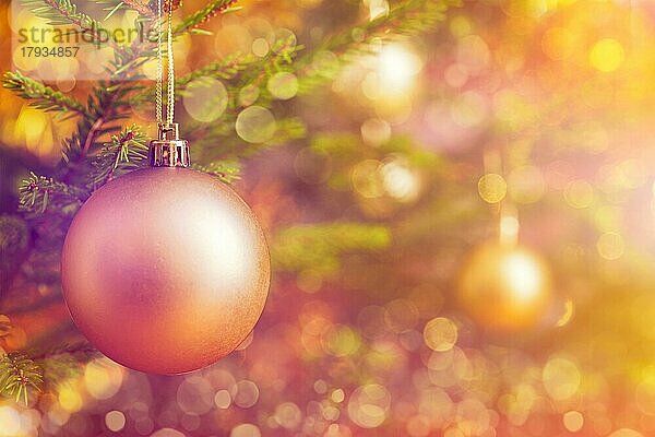 Weihnachtsfeier Urlaub Hintergrund  Weihnachtsbaum Dekoration Kugel auf geschmückten Weihnachtsbaum mit defokussierten verschwommenen Lichter Bokeh und copyspalce