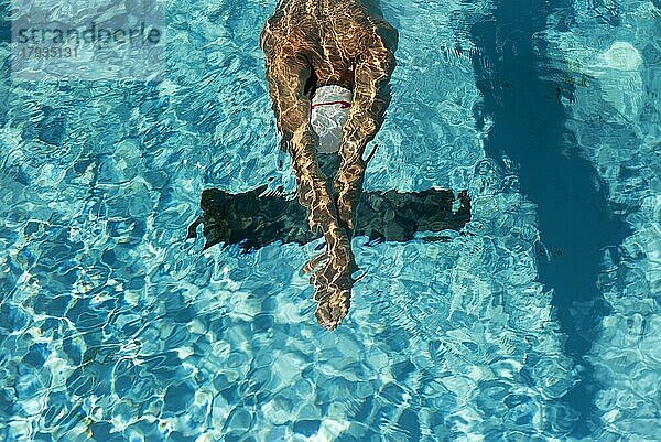 Hoher Winkel männlicher Schwimmer Wasserbecken